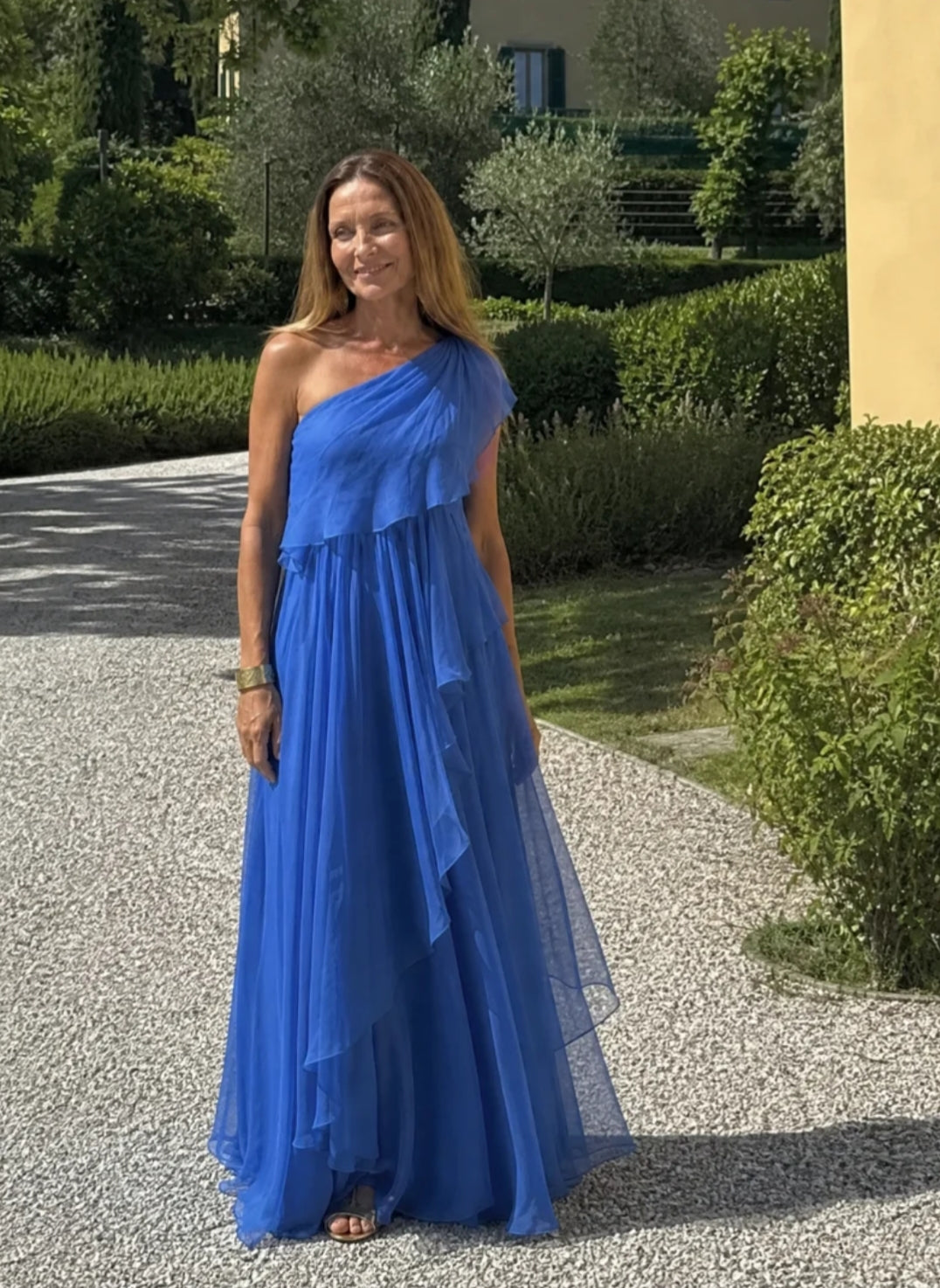 DONATELLA | MAXI GRØN ÉNSKULDERKJOLE MED FALDENDE FLÆSER