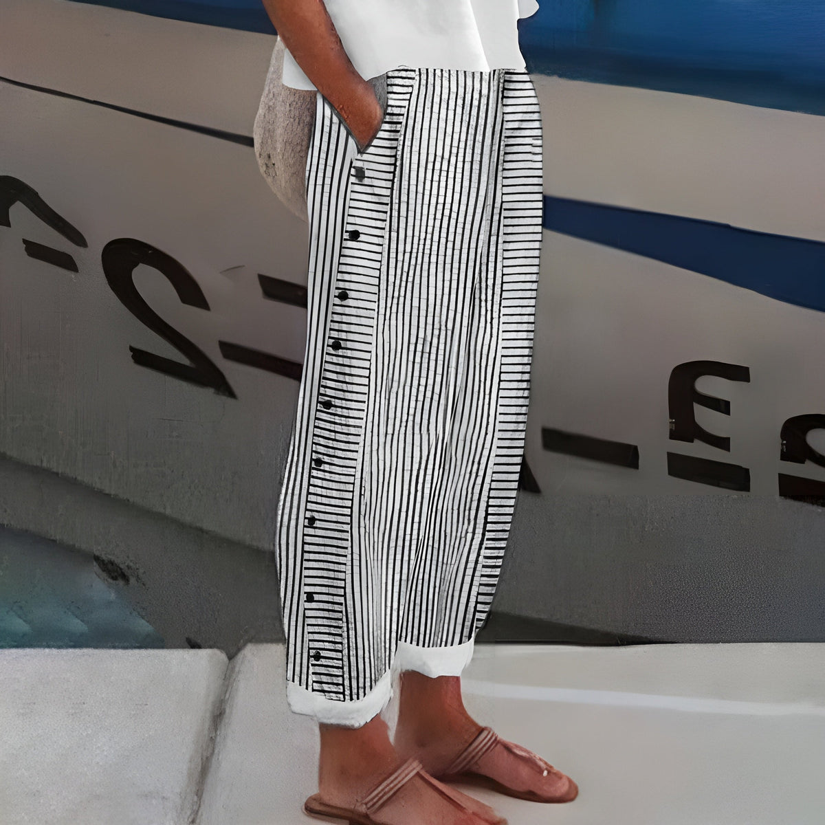 ELENA | Lichte Zomerbroek met Dunne Strepen en Zijknopen voor Casual Chic Stijl