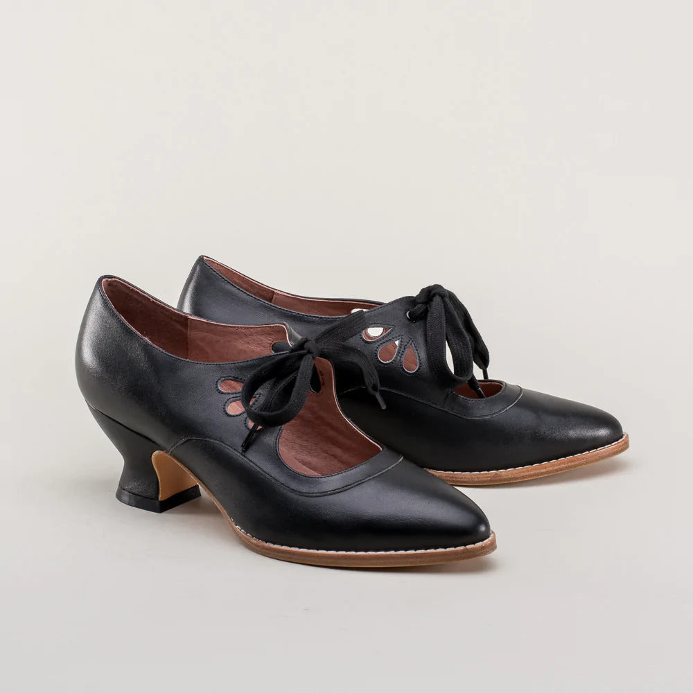 VITTORIA | Retro Hakken met Elegante Veters